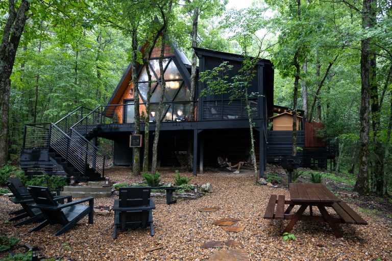 Review of “A Quiet Place Mountain Escape” in Mena