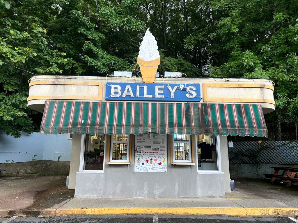 Bailey's Dairy Bar in Hot Springs, Arkansas. One of the daily bars in Arkansas that our readers loved.