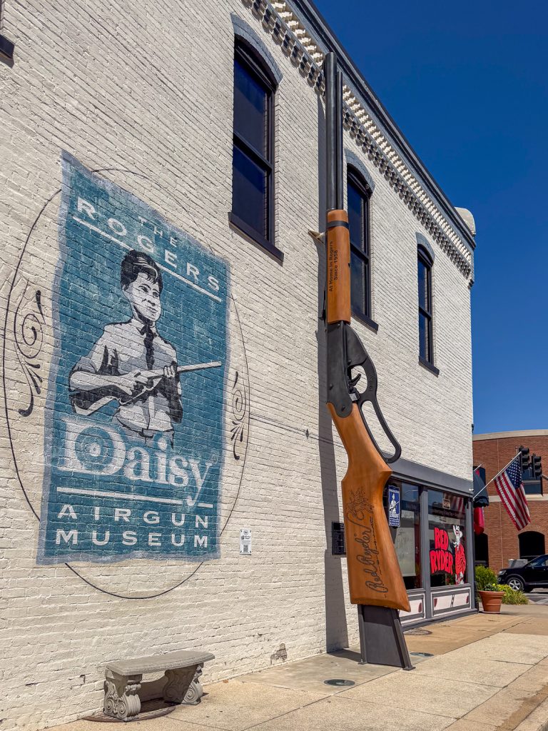 the world's largest airgun outside of the Daisy airgun museum